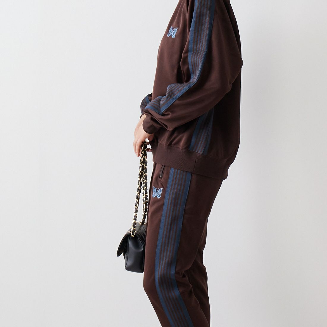 Needles [ニードルズ] 別注 ナロートラックパンツ [LQ447-JF] BROWN &&モデル身長：160cm 着用サイズ：2&&
