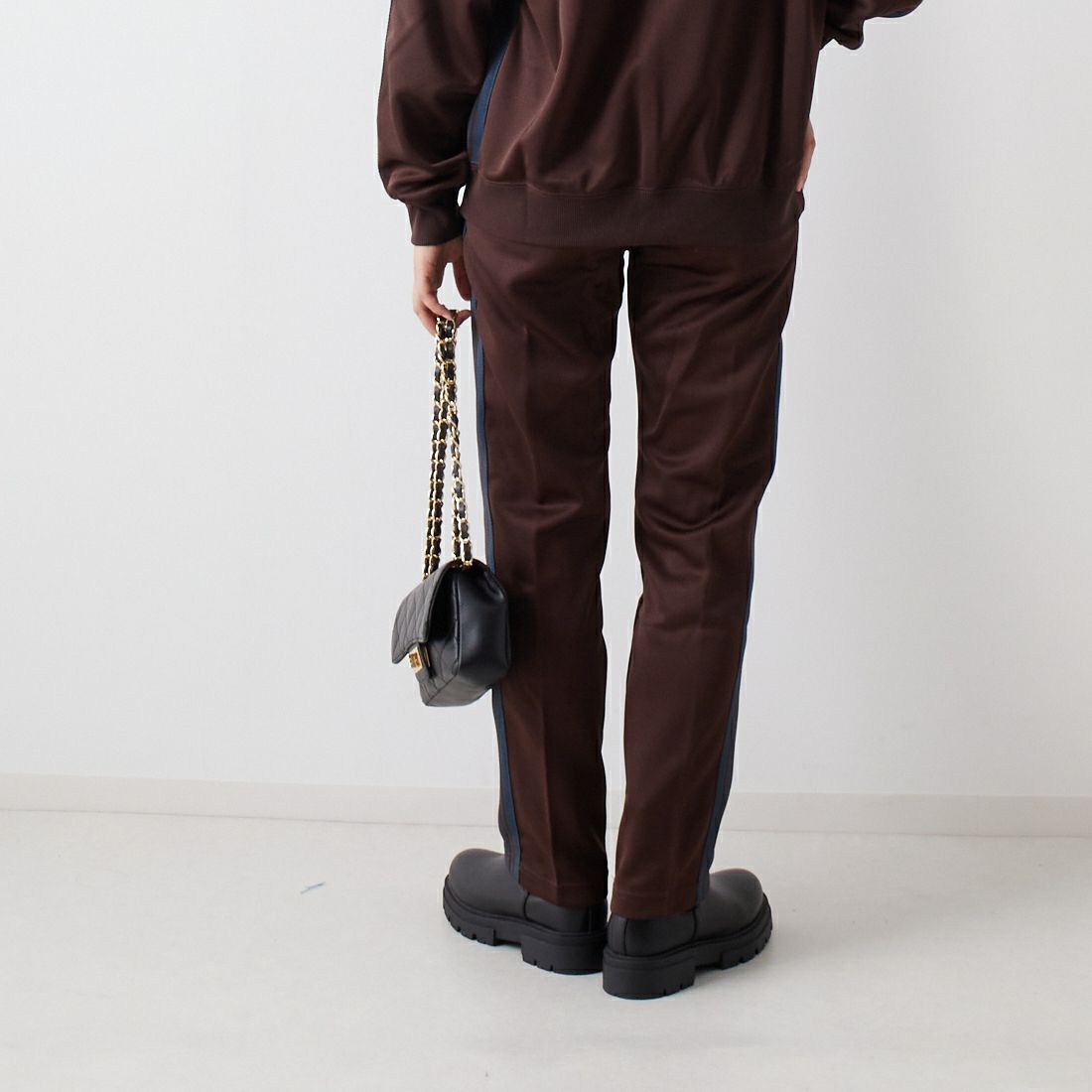 Needles [ニードルズ] 別注 ナロートラックパンツ [LQ447-JF] BROWN &&モデル身長：160cm 着用サイズ：2&&