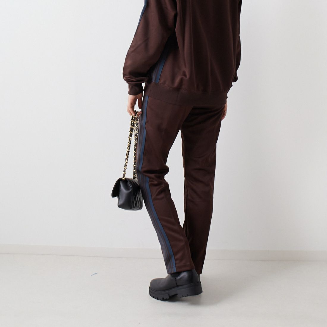 Needles [ニードルズ] 別注 ナロートラックパンツ [LQ447-JF] BROWN &&モデル身長：160cm 着用サイズ：2&&