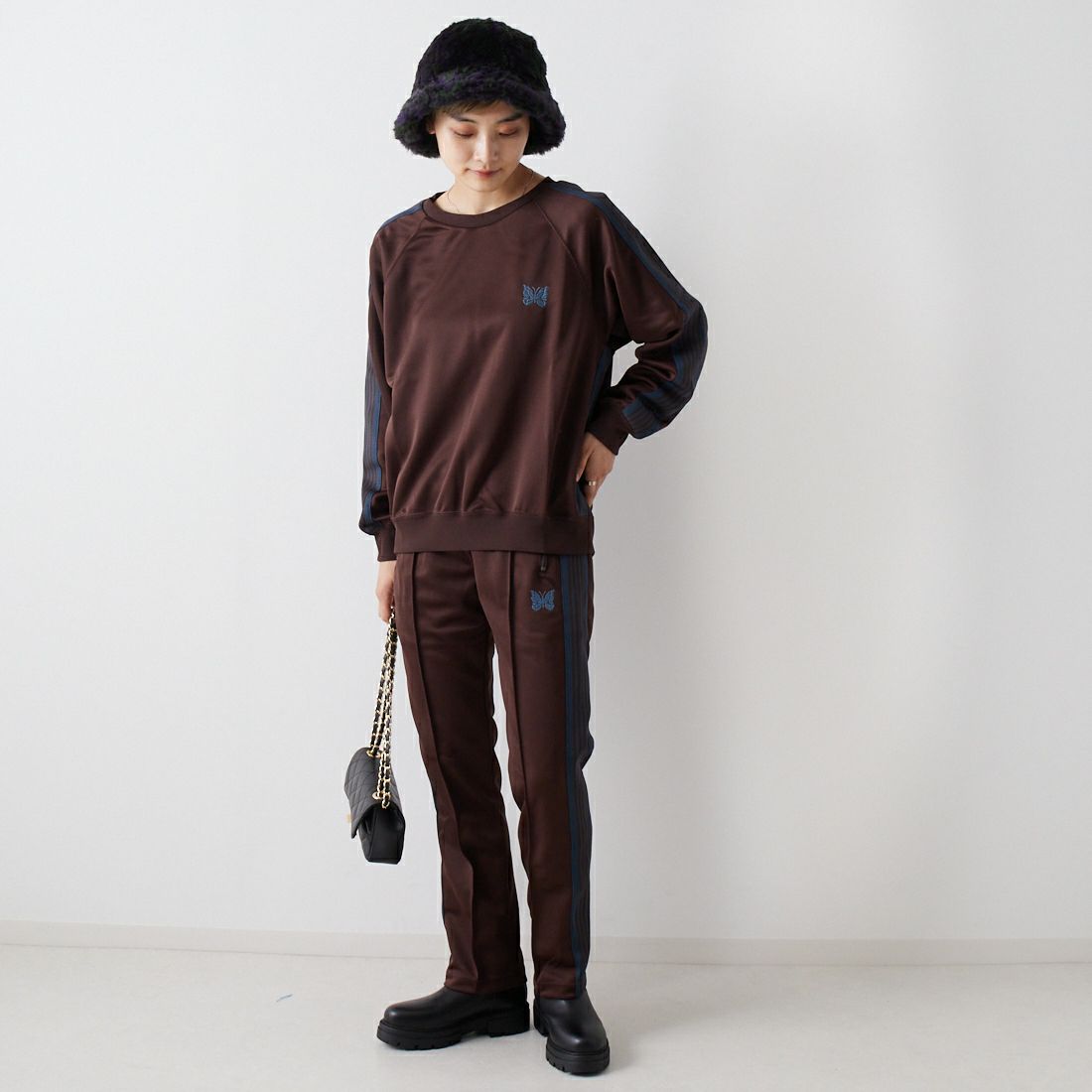 Needles [ニードルズ] 別注 ナロートラックパンツ [LQ447-JF] BROWN &&モデル身長：160cm 着用サイズ：2&&