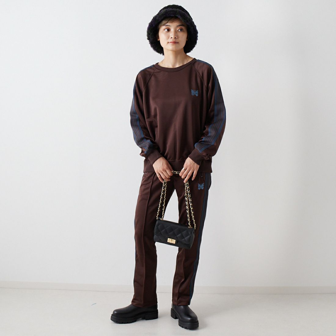 Needles [ニードルズ] 別注 ナロートラックパンツ [LQ447-JF] BROWN &&モデル身長：160cm 着用サイズ：2&&