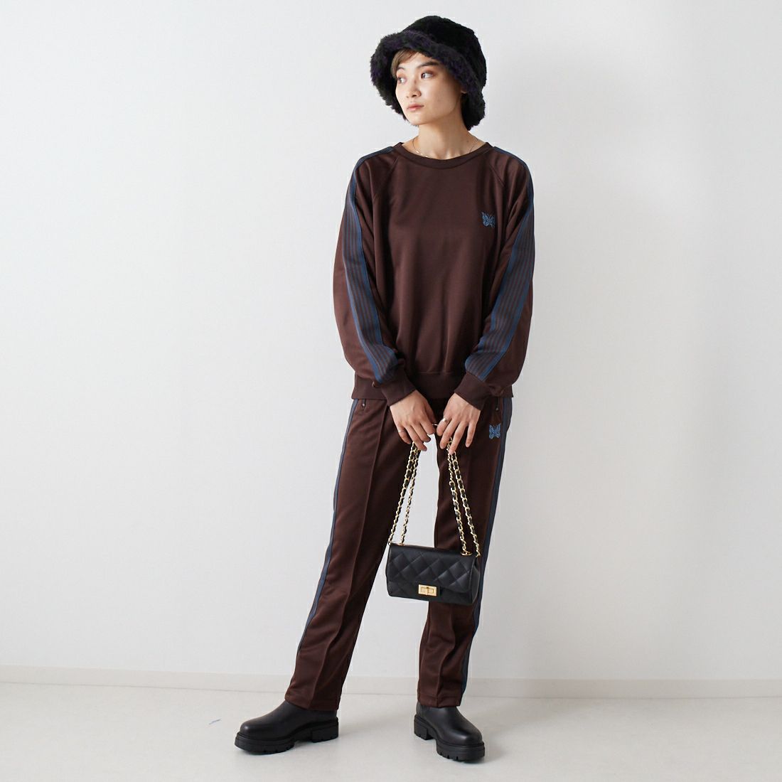 Needles [ニードルズ] 別注 ナロートラックパンツ [LQ447-JF] BROWN &&モデル身長：160cm 着用サイズ：2&&