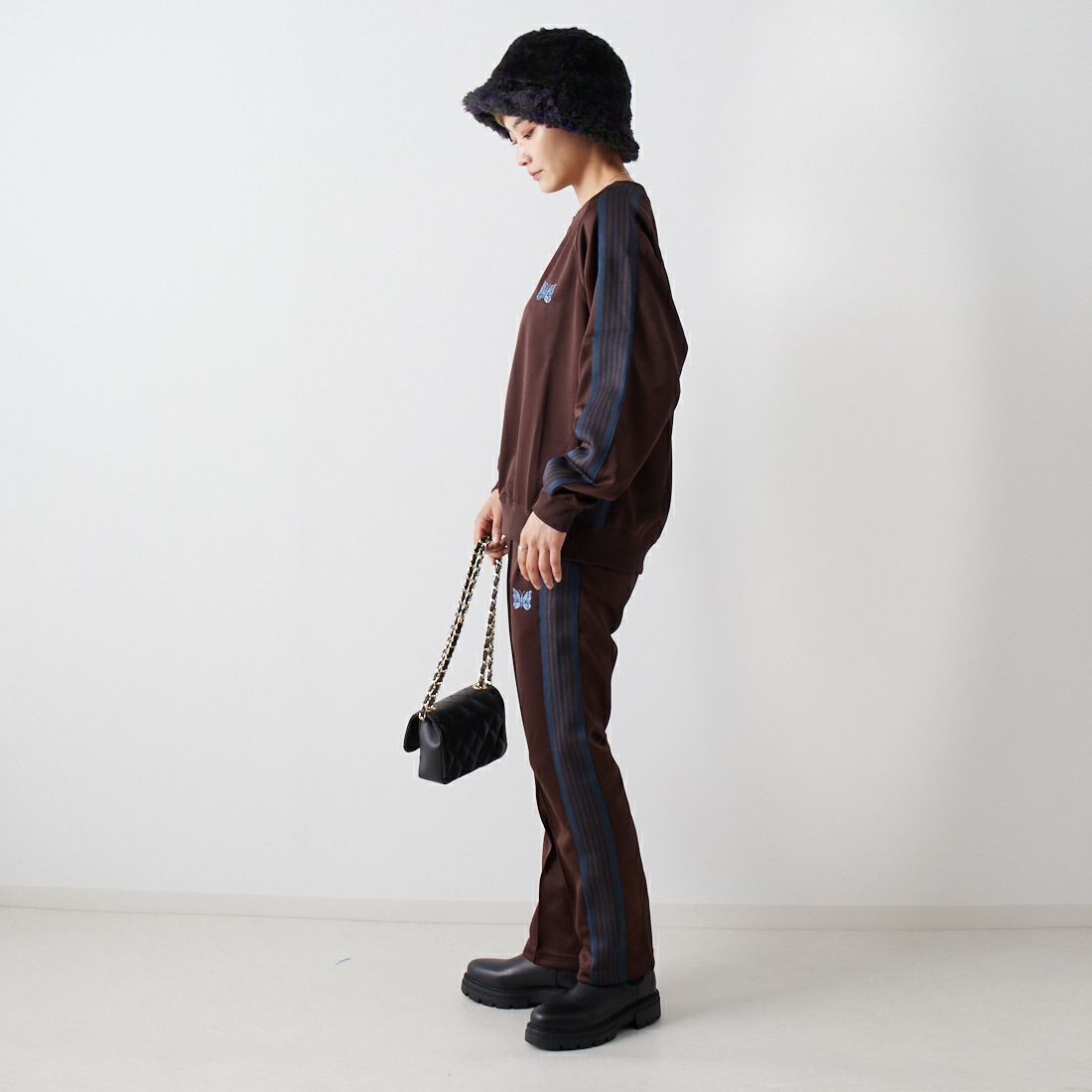Needles [ニードルズ] 別注 ナロートラックパンツ [LQ447-JF] BROWN &&モデル身長：160cm 着用サイズ：2&&