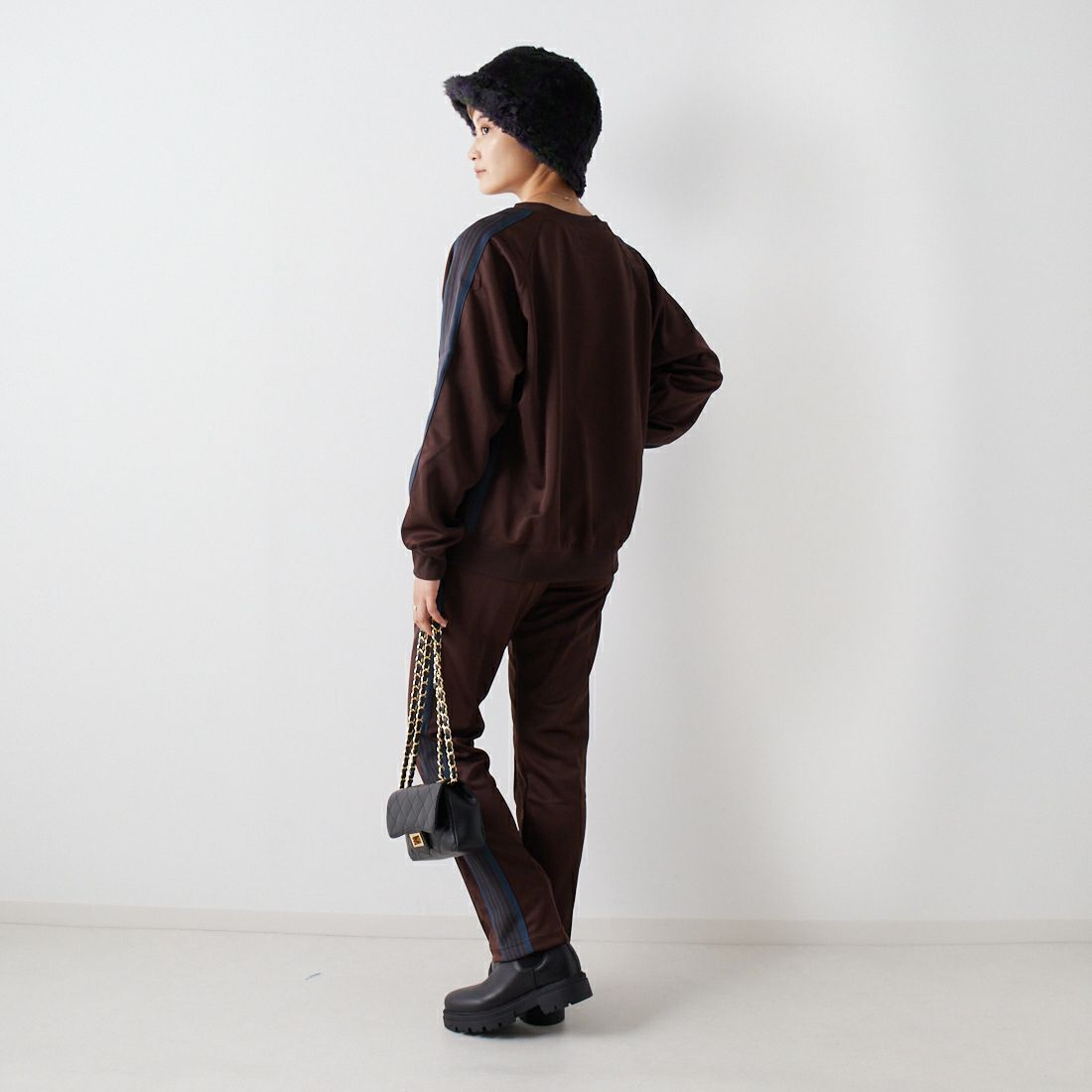 Needles [ニードルズ] 別注 ナロートラックパンツ [LQ447-JF] BROWN &&モデル身長：160cm 着用サイズ：2&&