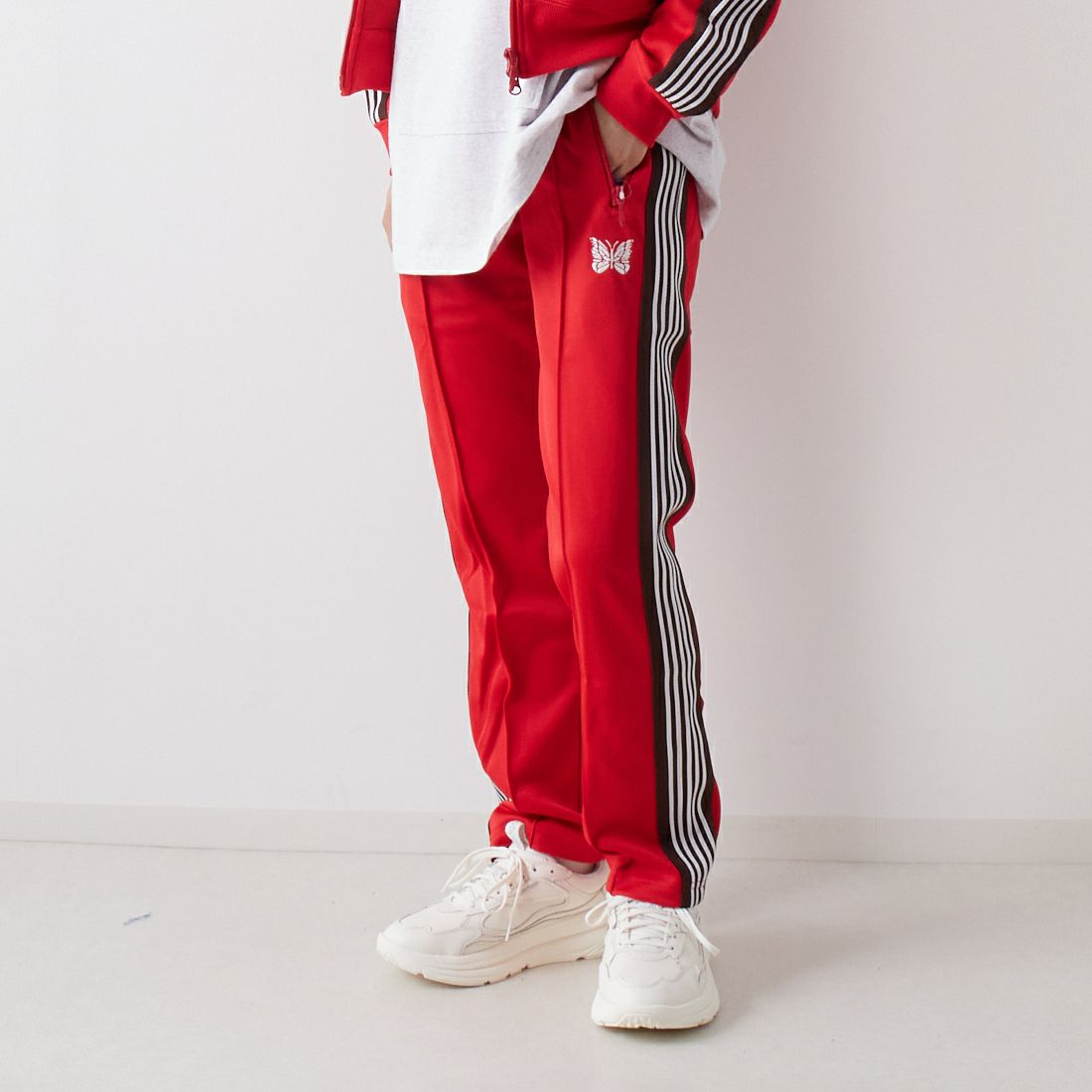 Needles [ニードルズ] 別注 ナロートラックパンツ [LQ447-JF] RED &&モデル身長：160cm 着用サイズ：2&&