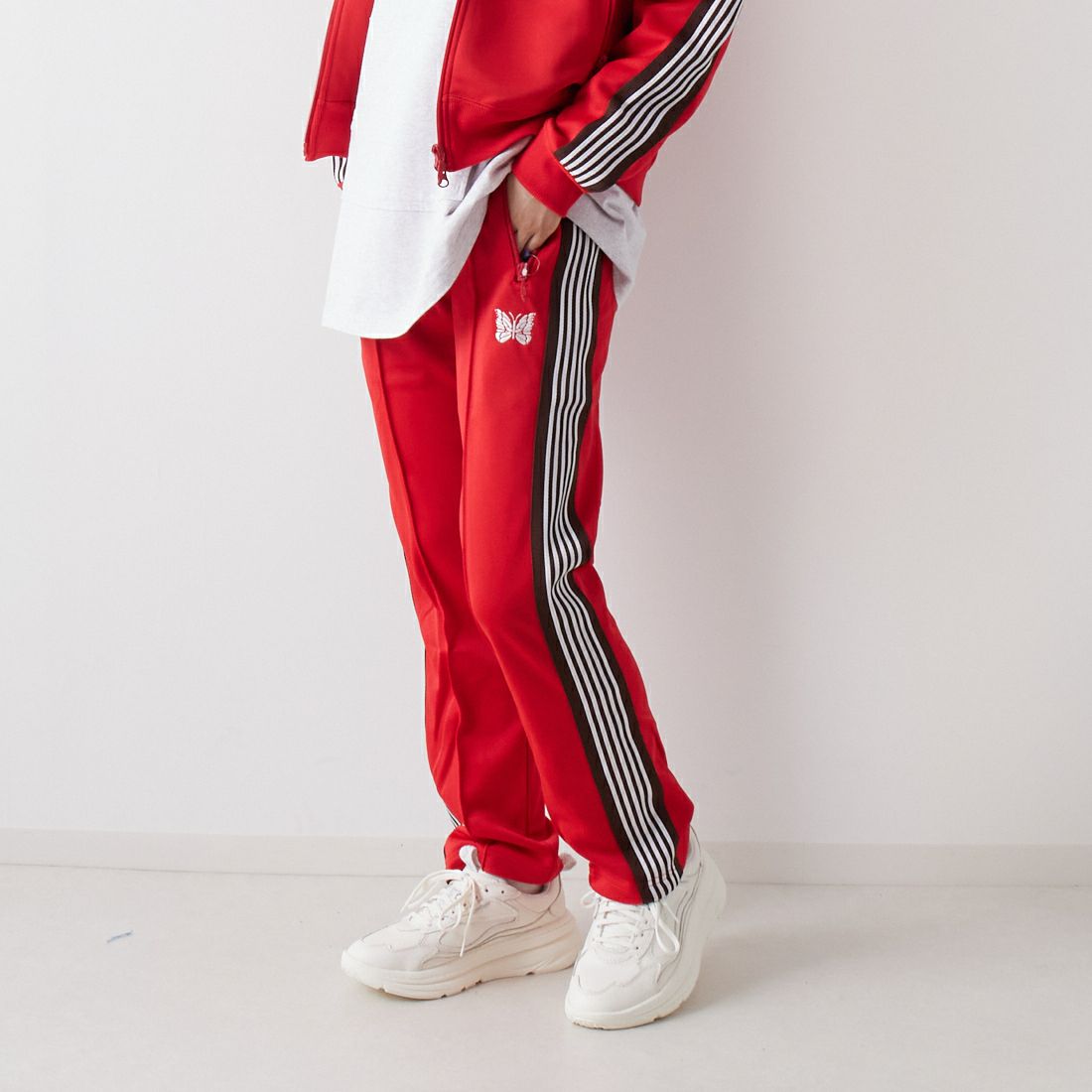 Needles [ニードルズ] 別注 ナロートラックパンツ [LQ447-JF] RED &&モデル身長：160cm 着用サイズ：2&&