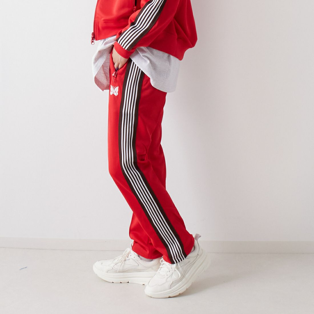 Needles [ニードルズ] 別注 ナロートラックパンツ [LQ447-JF] RED &&モデル身長：160cm 着用サイズ：2&&