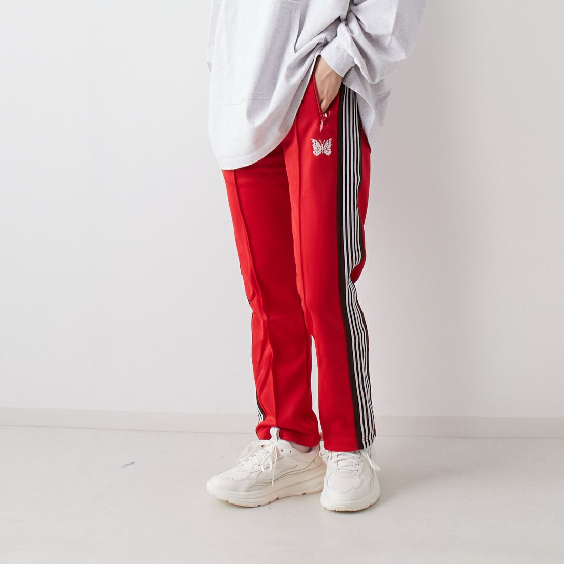Needles [ニードルズ] 別注 ナロートラックパンツ [LQ447-JF] RED &&モデル身長：160cm 着用サイズ：2&&