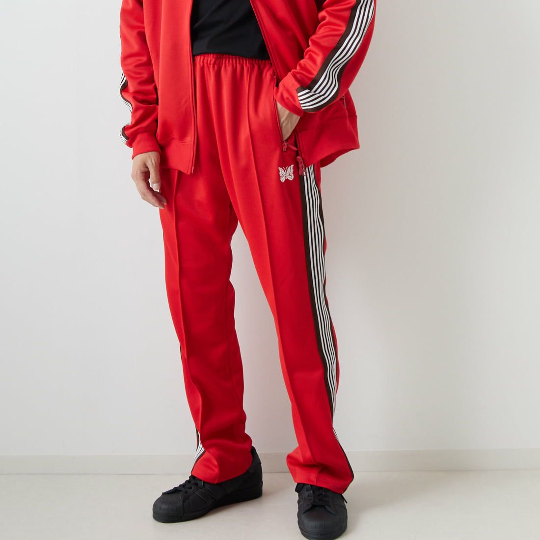 Needles [ニードルズ] 別注 ナロートラックパンツ [LQ447-JF] RED &&モデル身長：168cm 着用サイズ：M&&