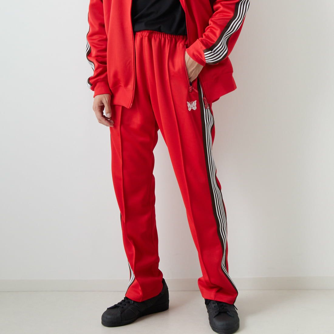 Needles [ニードルズ] 別注 ナロートラックパンツ [LQ447-JF] RED &&モデル身長：168cm 着用サイズ：M&&
