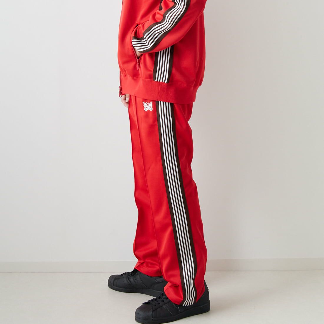 Needles [ニードルズ] 別注 ナロートラックパンツ [LQ447-JF] RED &&モデル身長：168cm 着用サイズ：M&&