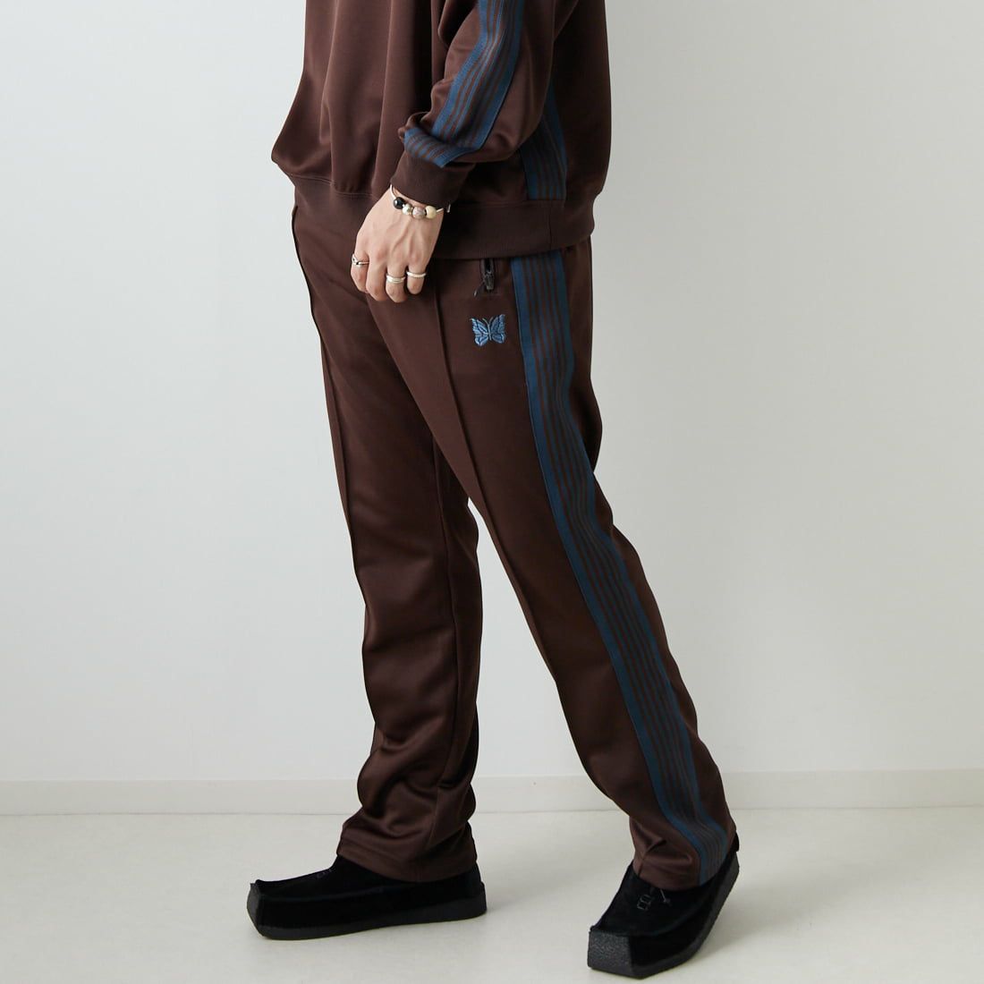 Needles [ニードルズ] 別注 ナロートラックパンツ [LQ447-JF] BROWN &&モデル身長：173cm 着用サイズ：M&&