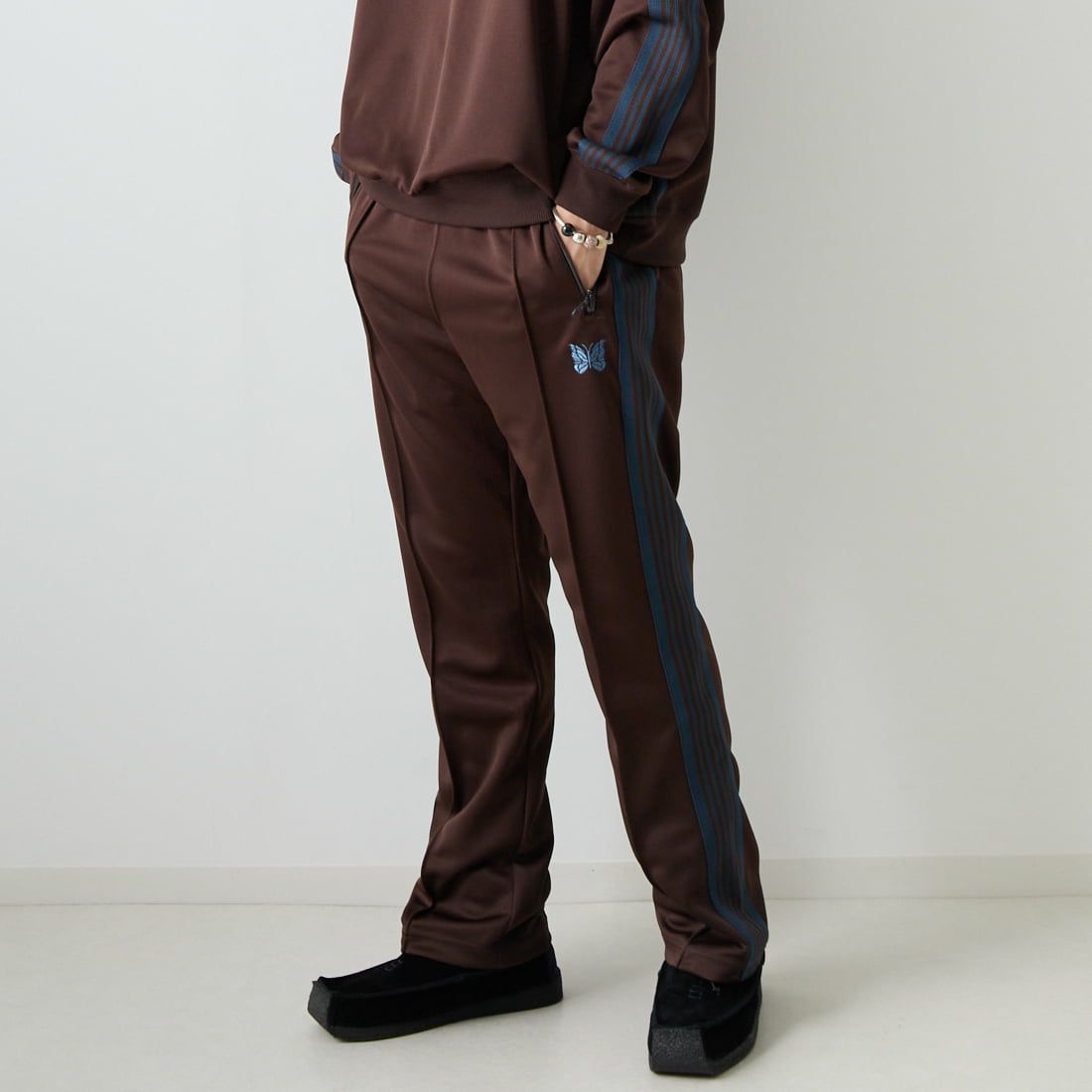 Needles [ニードルズ] 別注 ナロートラックパンツ [LQ447-JF] BROWN &&モデル身長：173cm 着用サイズ：M&&