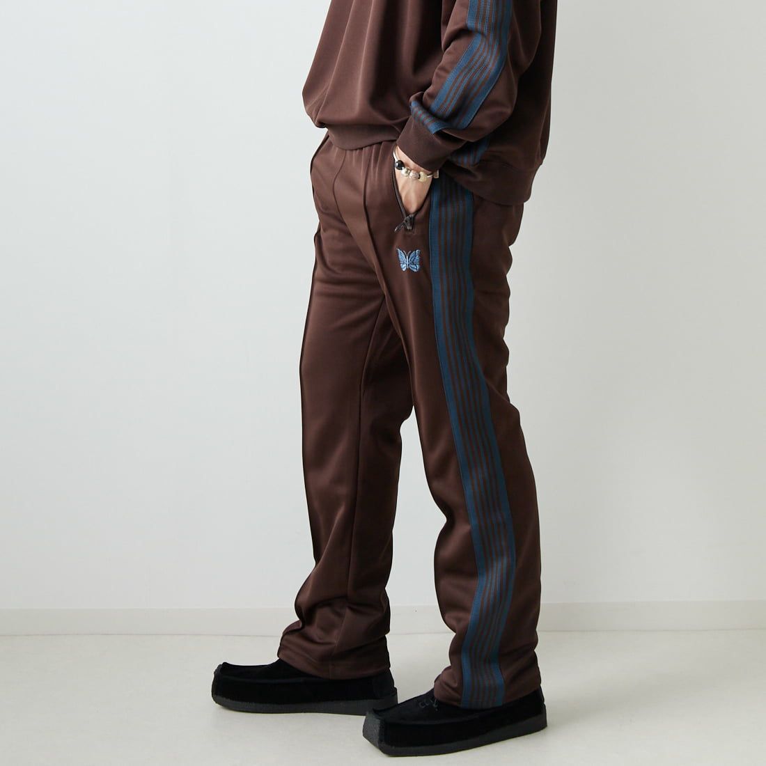 Needles [ニードルズ] 別注 ナロートラックパンツ [LQ447-JF] BROWN &&モデル身長：173cm 着用サイズ：M&&
