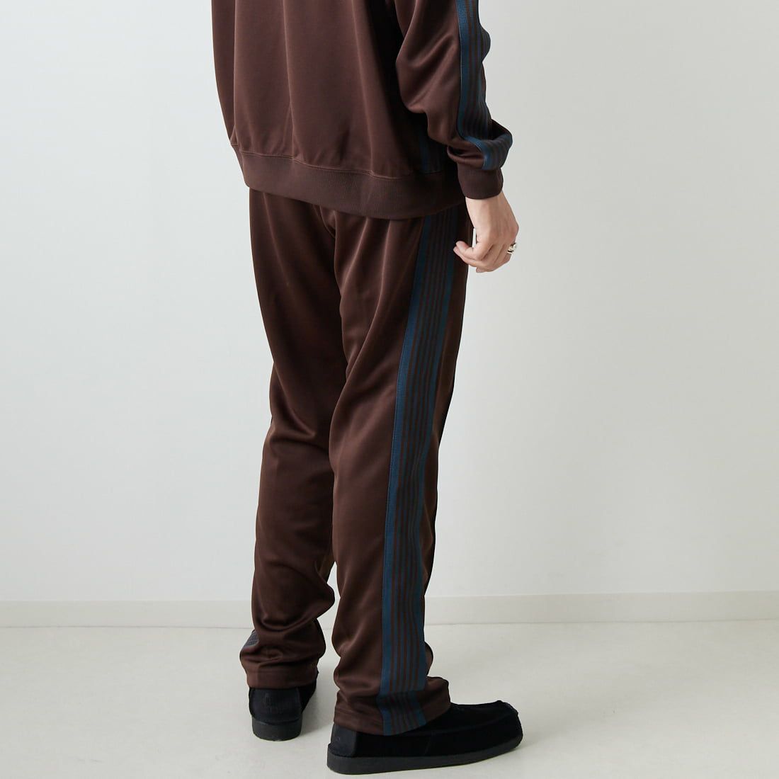 Needles [ニードルズ] 別注 ナロートラックパンツ [LQ447-JF] BROWN &&モデル身長：173cm 着用サイズ：M&&