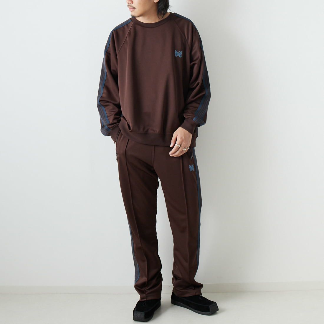 Needles [ニードルズ] 別注 ナロートラックパンツ [LQ447-JF] BROWN &&モデル身長：173cm 着用サイズ：M&&