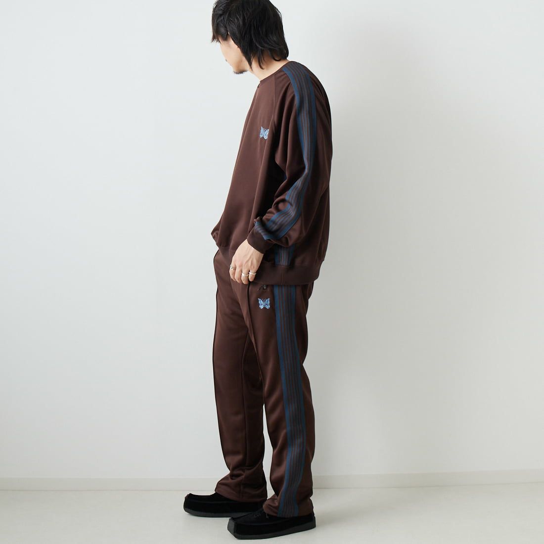 Needles [ニードルズ] 別注 ナロートラックパンツ [LQ447-JF] BROWN &&モデル身長：173cm 着用サイズ：M&&