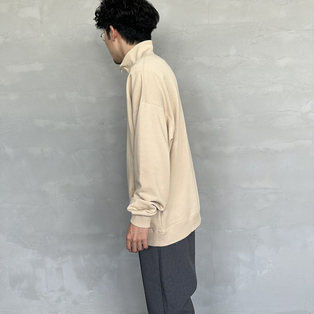 THE FOX [ザフォックス] 別注 ワンポイントロゴ ハーフジップスウェット [PN23F012-JF] SAND &&モデル身長：168cm 着用サイズ：L&&