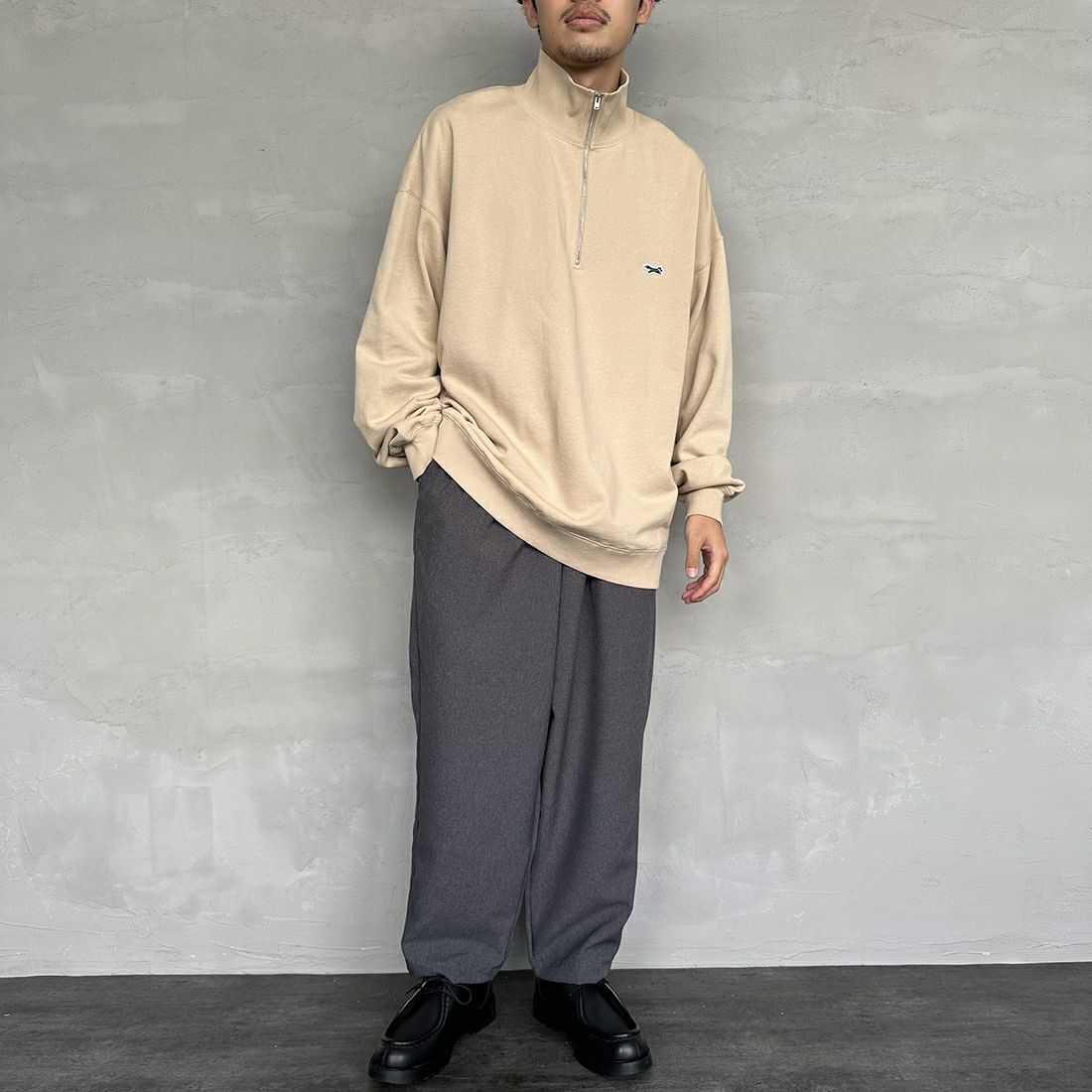 THE FOX [ザフォックス] 別注 ワンポイントロゴ ハーフジップスウェット [PN23F012-JF] SAND &&モデル身長：168cm 着用サイズ：L&&