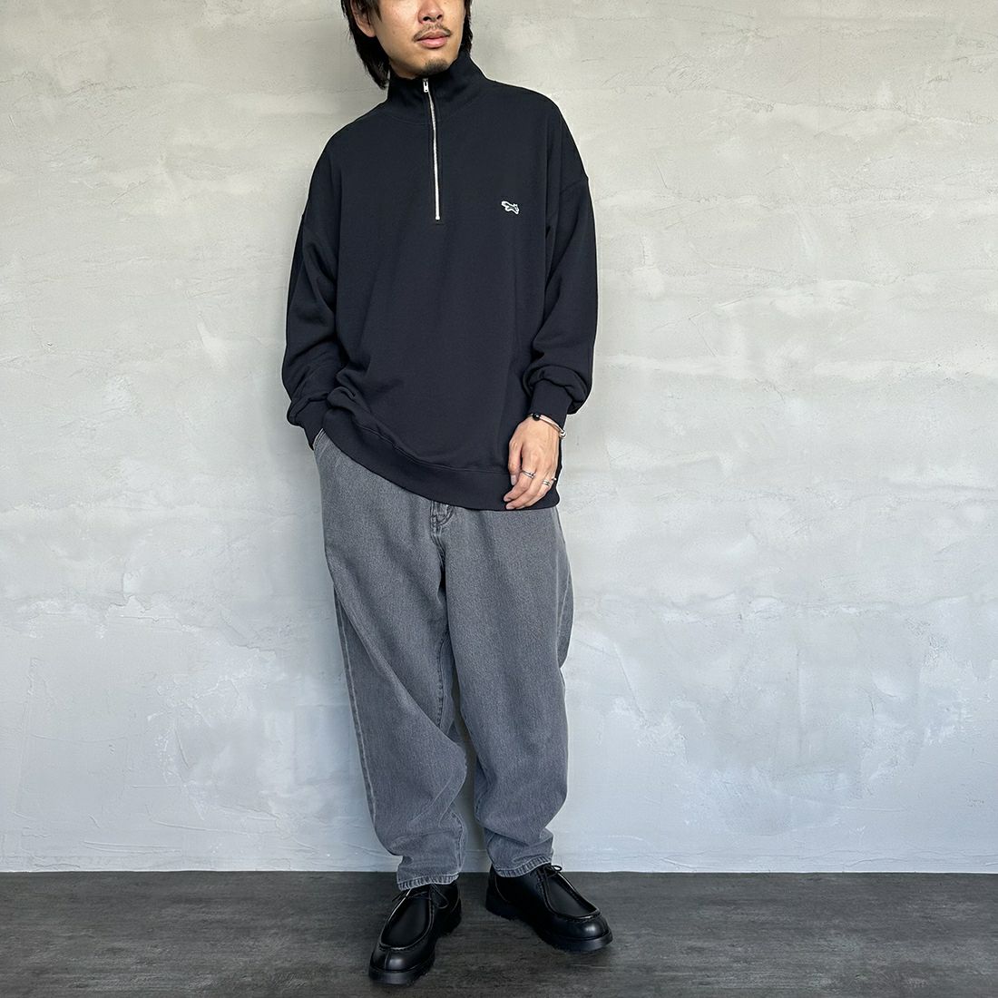 THE FOX [ザフォックス] 別注 ワンポイントロゴ ハーフジップスウェット [PN23F012-JF] BLACK &&モデル身長：173cm 着用サイズ：L&&