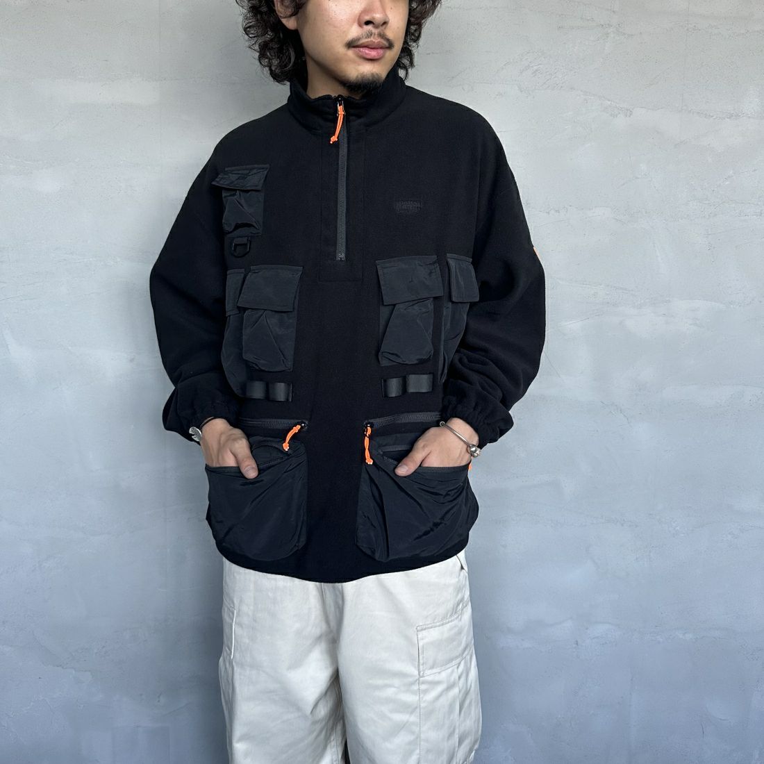 UNIVERSAL OVERALL [ユニバーサルオーバーオール] 別注 フリースハンティングジャケット [U2331200IN-JF] BLACK&&モデル身長：173cm 着用サイズ：M&&