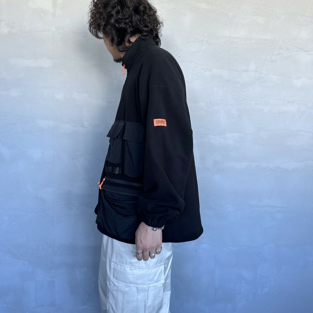 UNIVERSAL OVERALL [ユニバーサルオーバーオール] 別注 フリースハンティングジャケット [U2331200IN-JF] BLACK&&モデル身長：173cm 着用サイズ：L&&