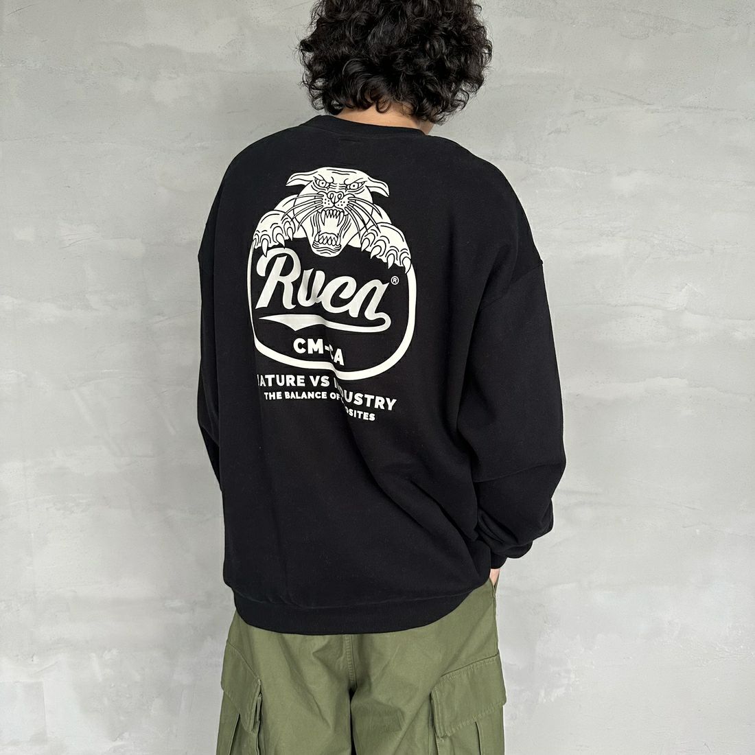 RVCA [ルーカ] PANTERO バックプリント クルーネックスウェット [BD042