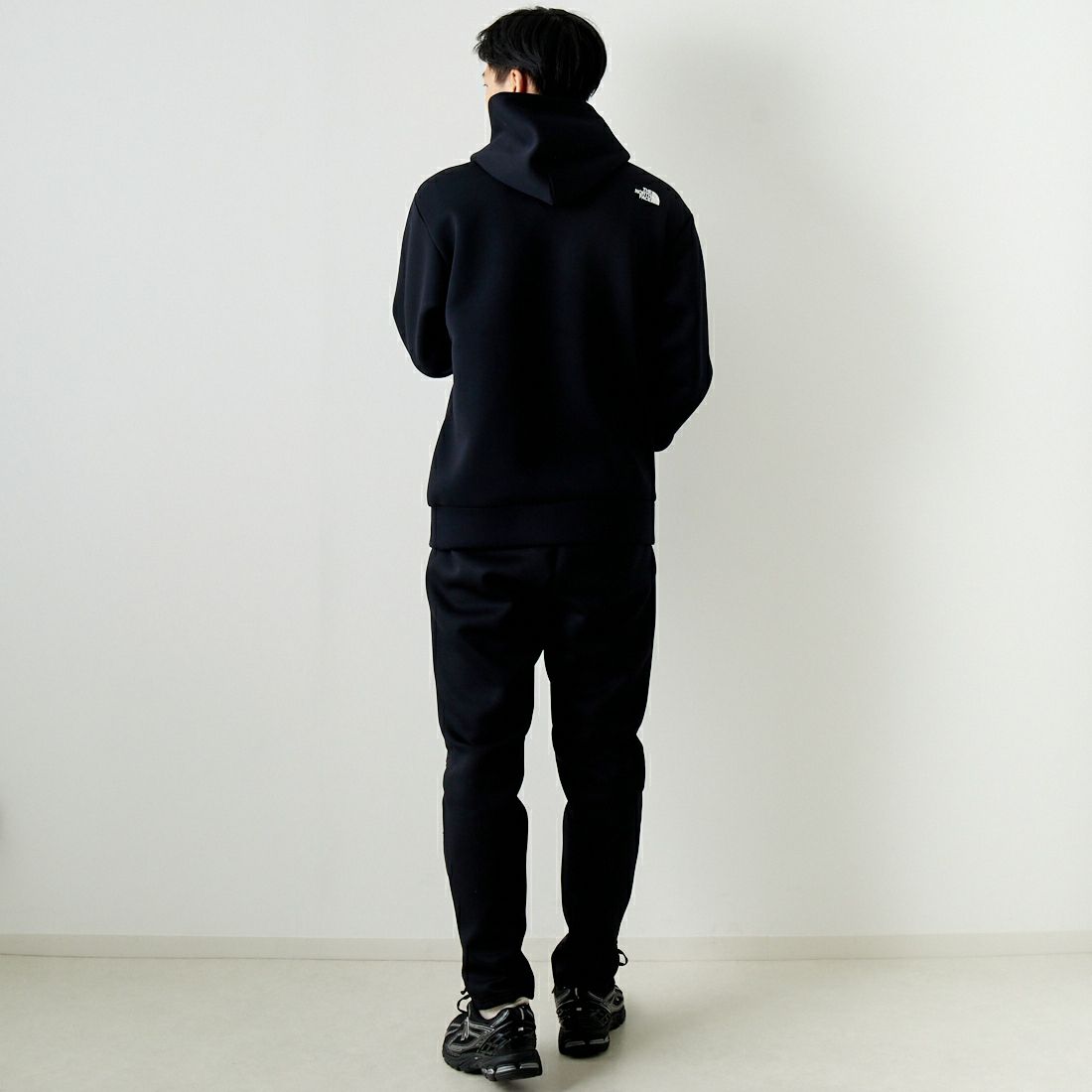 THE NORTH FACE [ザ ノースフェイス] テックエアースウェットワイドフーディ [NT62385] K ﾌﾞﾗｯｸ &&モデル身長：179cm 着用サイズ：XL&&