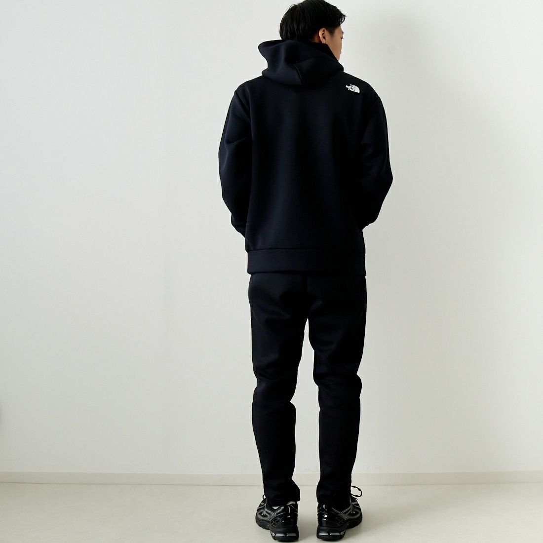 THE NORTH FACE [ザ ノースフェイス] テックエアースウェットワイドフーディ [NT62385] K ﾌﾞﾗｯｸ &&モデル身長：179cm 着用サイズ：XL&&