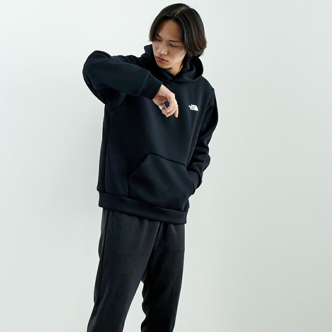 THE NORTH FACE [ザ ノースフェイス] テックエアースウェットワイドフーディ [NT62385] K ﾌﾞﾗｯｸ &&モデル身長：179cm 着用サイズ：L&&