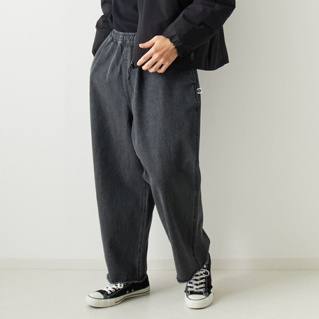 VALTA [ヴァルタ] 別注 リラックスワイドパンツ [VA23AW3037-JF] 710 BLACK &&モデル身長：182cm 着用サイズ：L&&
