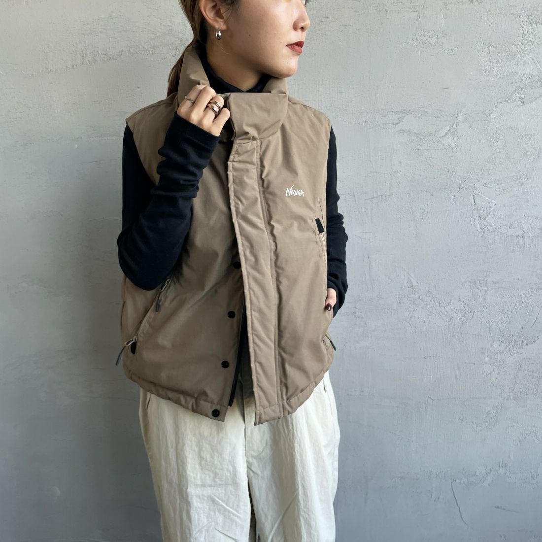 JEANSFACTORY × NANGA [ジーンズファクトリー × ナンガ] 別注 HINOCダウンベスト [JMP-234-054-JF] BEIGE &&モデル身長：156cm 着用サイズ：S&&