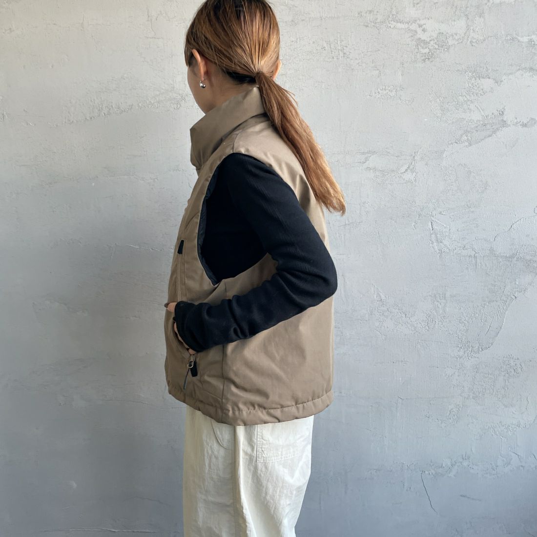 JEANSFACTORY × NANGA [ジーンズファクトリー × ナンガ] 別注 HINOCダウンベスト [JMP-234-054-JF] BEIGE &&モデル身長：156cm 着用サイズ：S&&
