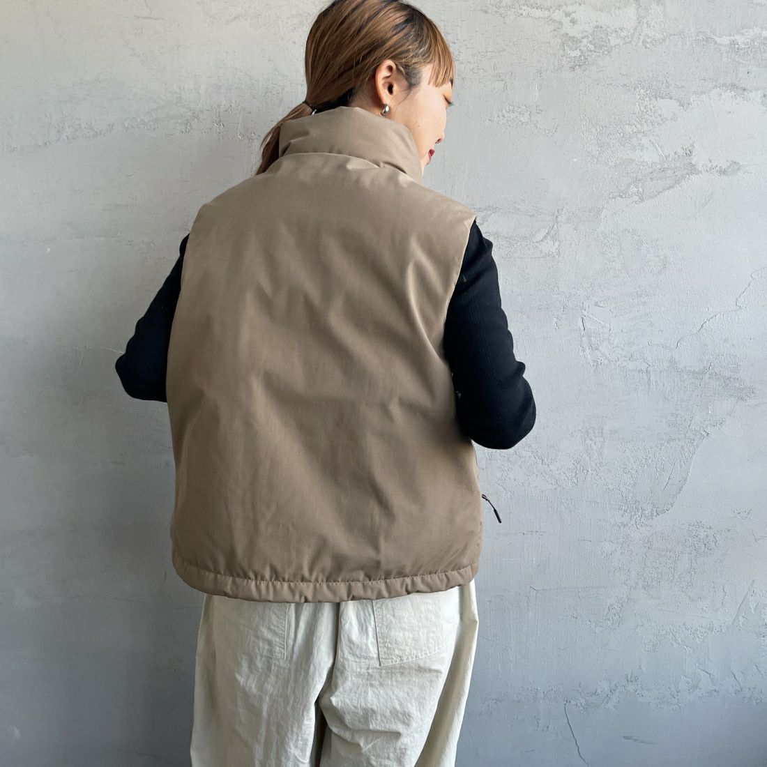 JEANSFACTORY × NANGA [ジーンズファクトリー × ナンガ] 別注 HINOCダウンベスト [JMP-234-054-JF] BEIGE &&モデル身長：156cm 着用サイズ：S&&