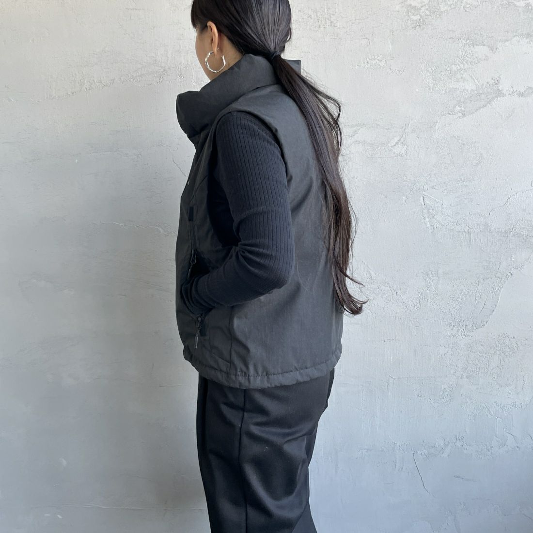 JEANSFACTORY × NANGA [ジーンズファクトリー × ナンガ] 別注 HINOCダウンベスト [JMP-234-054-JF] CHARCOAL &&モデル身長：156cm 着用サイズ：S&&