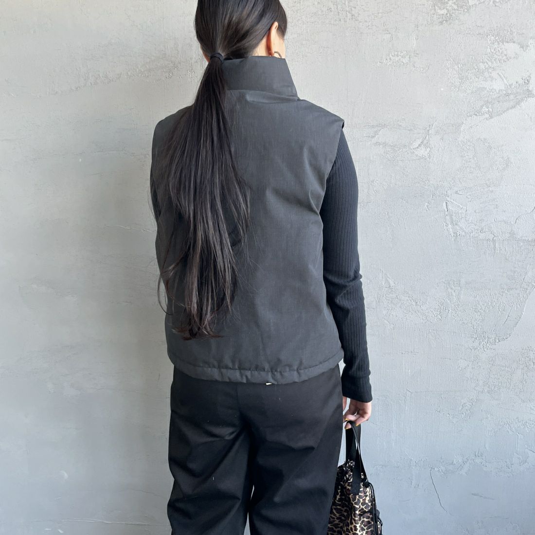 JEANSFACTORY × NANGA [ジーンズファクトリー × ナンガ] 別注 HINOCダウンベスト [JMP-234-054-JF] CHARCOAL &&モデル身長：156cm 着用サイズ：S&&