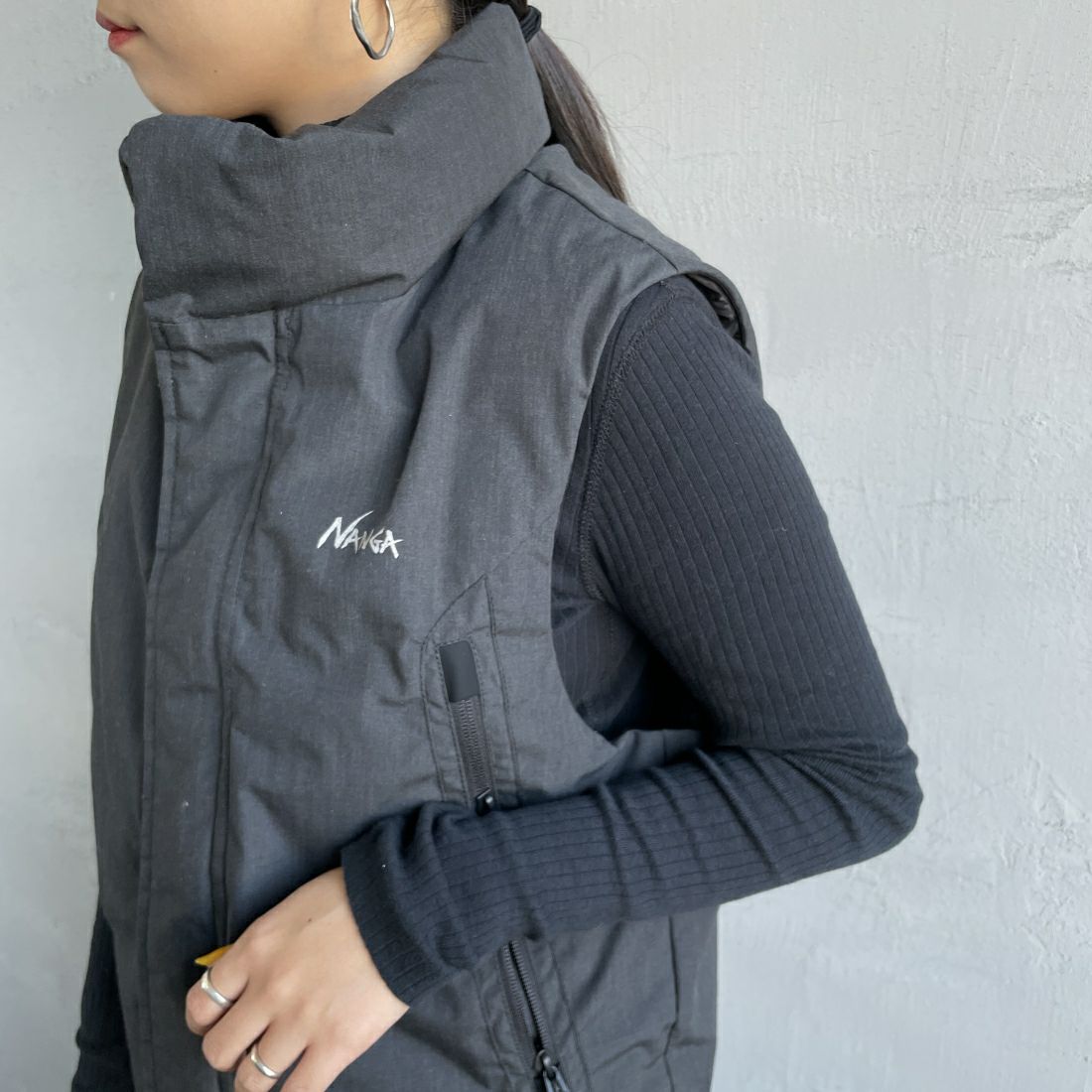 JEANSFACTORY × NANGA [ジーンズファクトリー × ナンガ] 別注 HINOCダウンベスト [JMP-234-054-JF] CHARCOAL &&モデル身長：156cm 着用サイズ：S&&