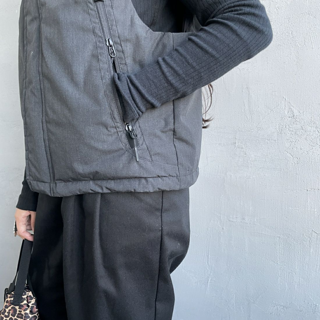 JEANSFACTORY × NANGA [ジーンズファクトリー × ナンガ] 別注 HINOCダウンベスト [JMP-234-054-JF] CHARCOAL &&モデル身長：156cm 着用サイズ：S&&