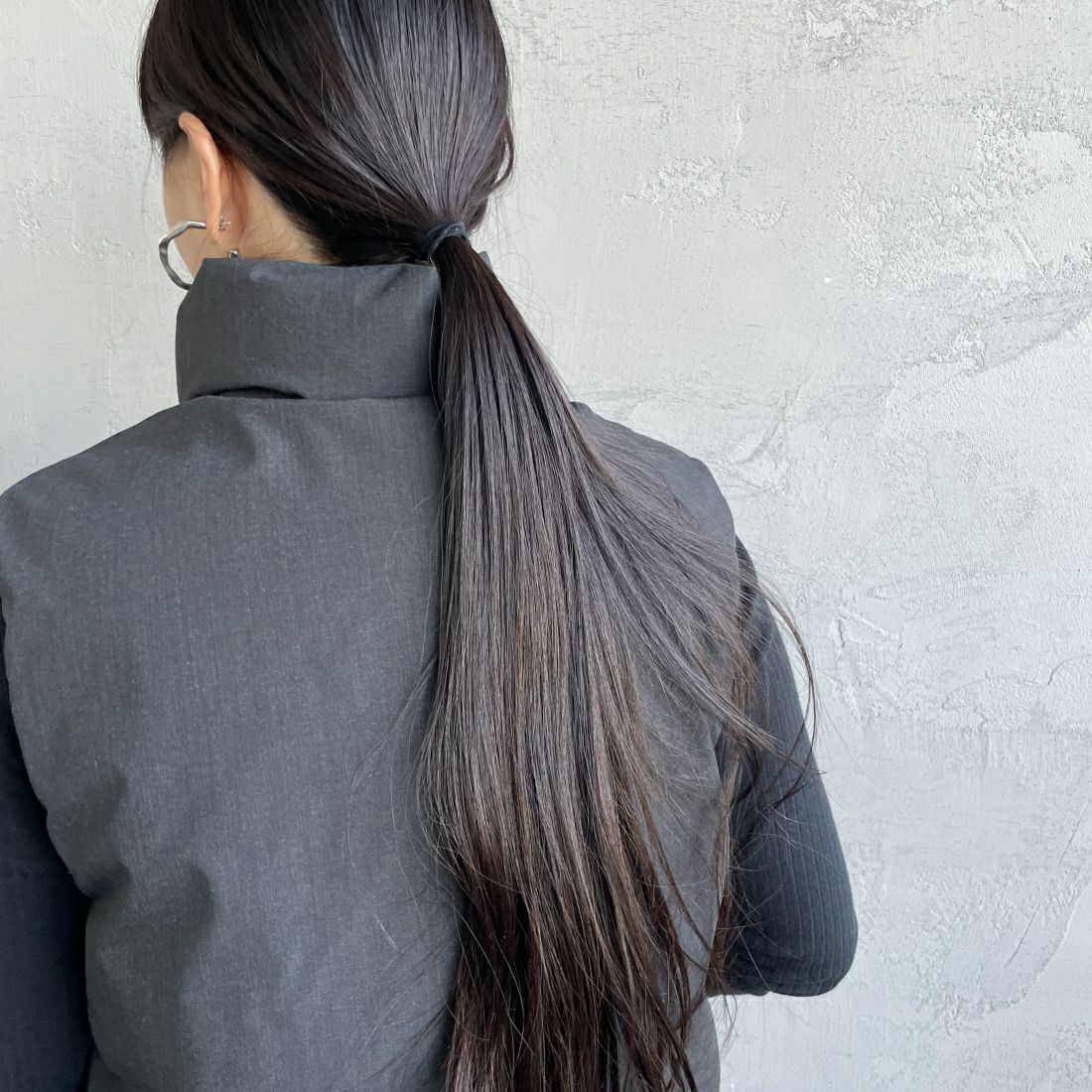 JEANSFACTORY × NANGA [ジーンズファクトリー × ナンガ] 別注 HINOCダウンベスト [JMP-234-054-JF] CHARCOAL &&モデル身長：156cm 着用サイズ：S&&