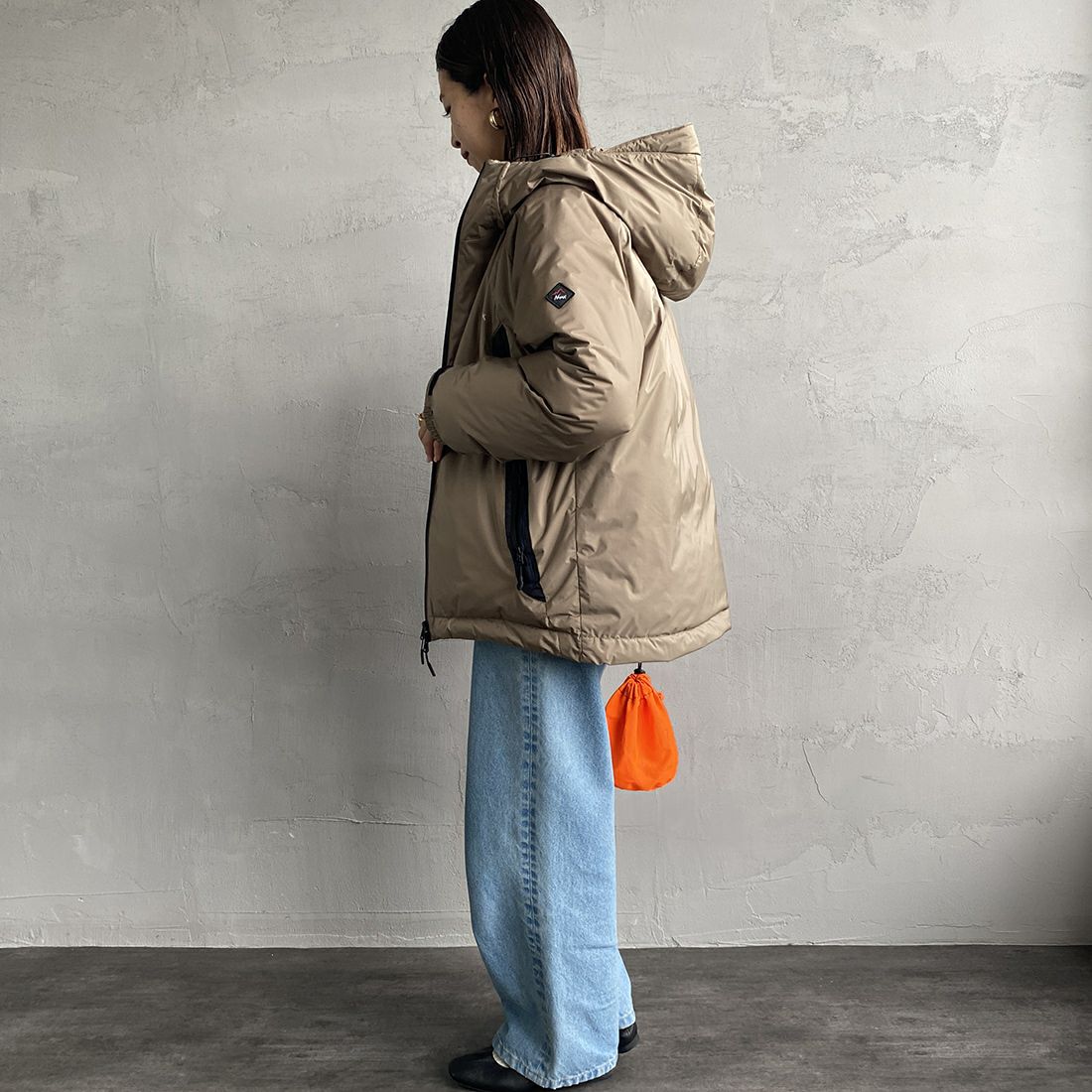 JEANSFACTORY × NANGA [ジーンズファクトリー × ナンガ] 別注 オーロラダウンジャケット [JMP-234-053-JF] COYOTE &&モデル身長：163cm 着用サイズ：S&&