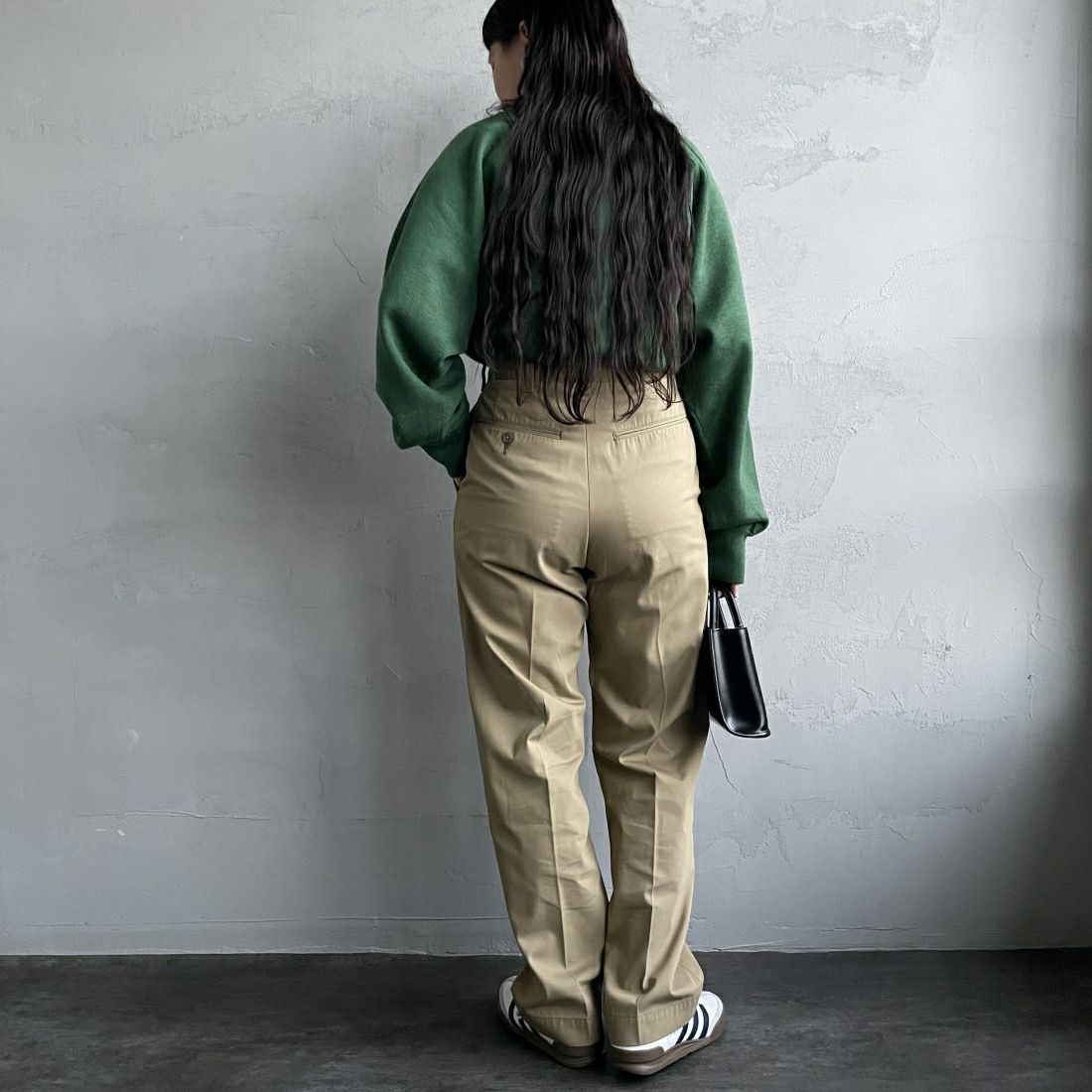 THE SHINZONE [ザ シンゾーン] ウォッシュド ハイウエストチノパン [23MMSPA07] 41 BEIGE&&モデル身長：156cm 着用サイズ：34&&