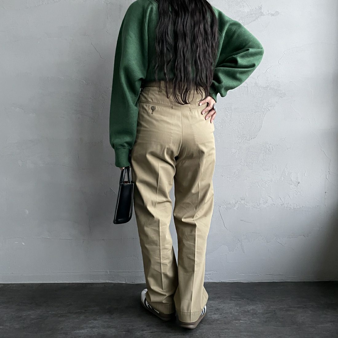 THE SHINZONE [ザ シンゾーン] ウォッシュド ハイウエストチノパン [23MMSPA07] 41 BEIGE&&モデル身長：156cm 着用サイズ：34&&