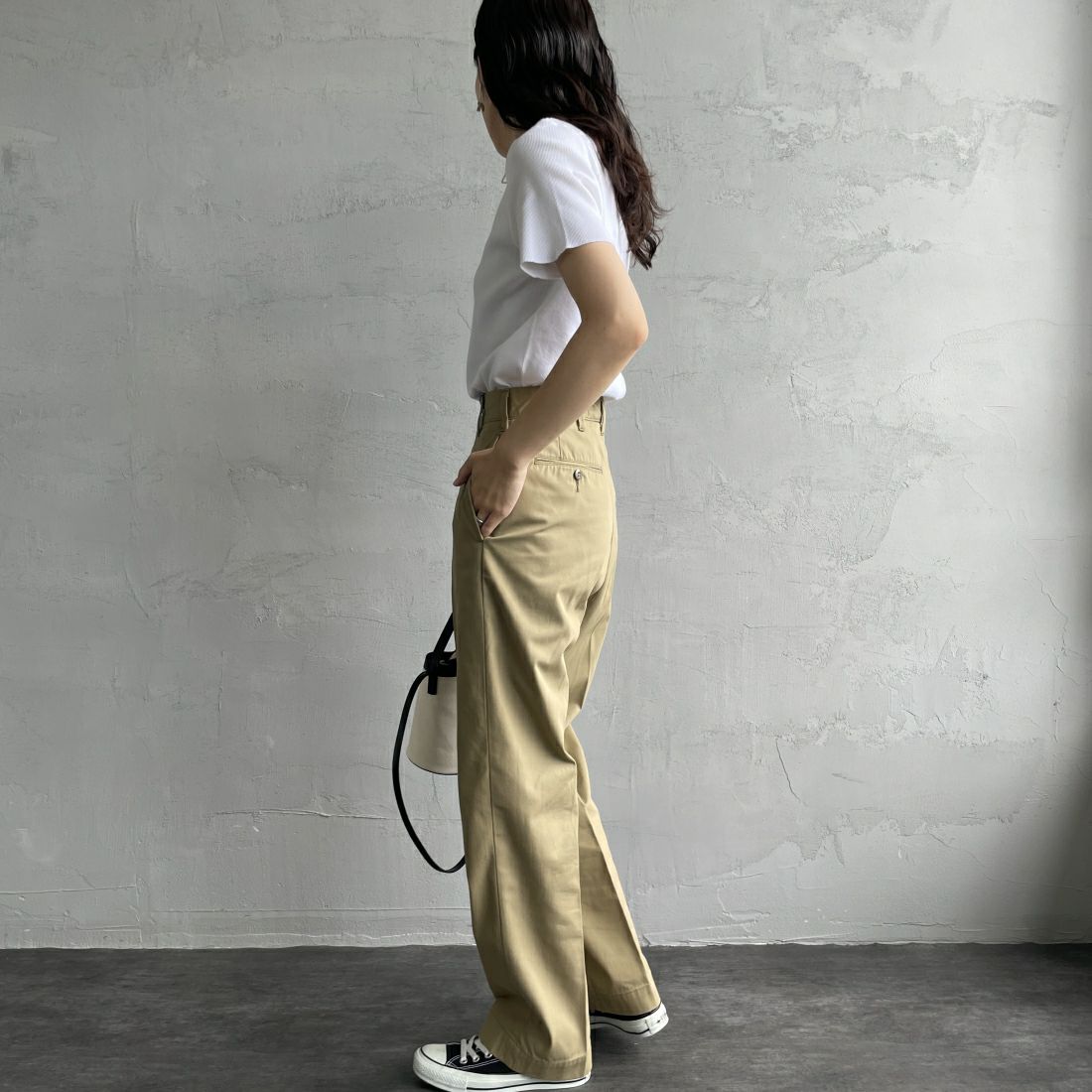 THE SHINZONE [ザ シンゾーン] ウォッシュド ハイウエストチノパン [23MMSPA07] 41 BEIGE &&モデル身長：160cm 着用サイズ：32&&