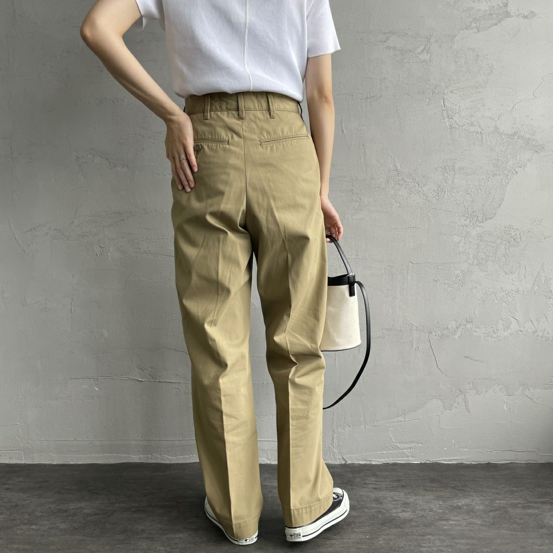 THE SHINZONE [ザ シンゾーン] ウォッシュド ハイウエストチノパン [23MMSPA07] 41 BEIGE &&モデル身長：160cm 着用サイズ：32&&