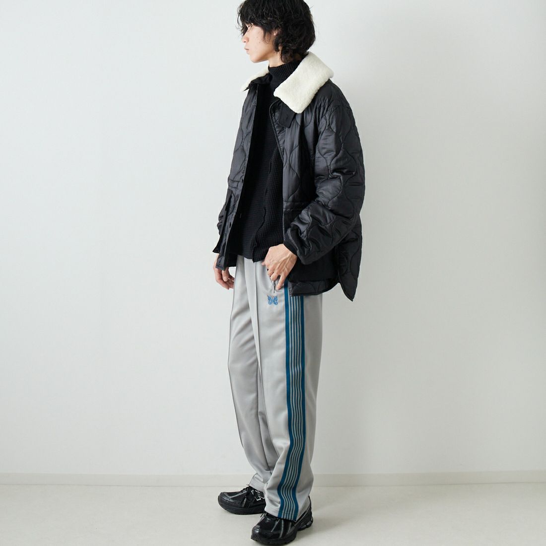 Needles [ニードルズ] 別注 レギュラートラックパンツ [NS1674-JF] LT.GREY&&モデル身長：182cm 着用サイズ：S&&