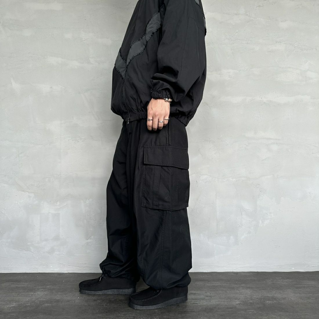 Jeans Factory Clothes [ジーンズファクトリークローズ] ワイドBDUカーゴパンツ [JFC-233-080] BLACK&&モデル身長：173cm 着用サイズ：L&&