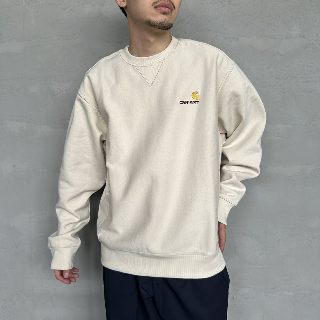 carhartt WIP [カーハートダブリューアイピー] アメリカンスクリプトスウェット [I025475] MOONBEAM &&モデル身長：168cm 着用サイズ：M&&