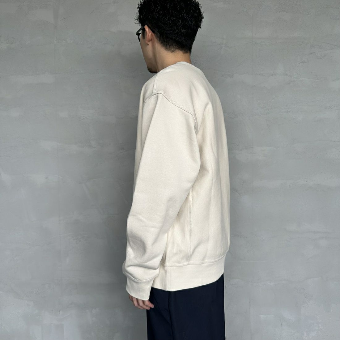 carhartt WIP [カーハートダブリューアイピー] アメリカンスクリプトスウェット [I025475] MOONBEAM &&モデル身長：168cm 着用サイズ：M&&