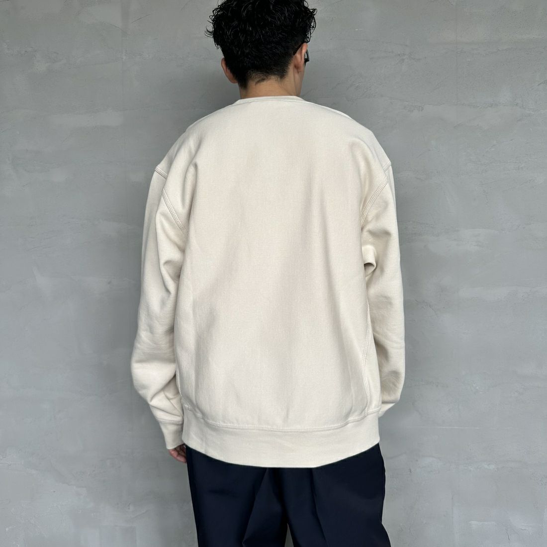 carhartt WIP [カーハートダブリューアイピー] アメリカンスクリプトスウェット [I025475] MOONBEAM &&モデル身長：168cm 着用サイズ：M&&