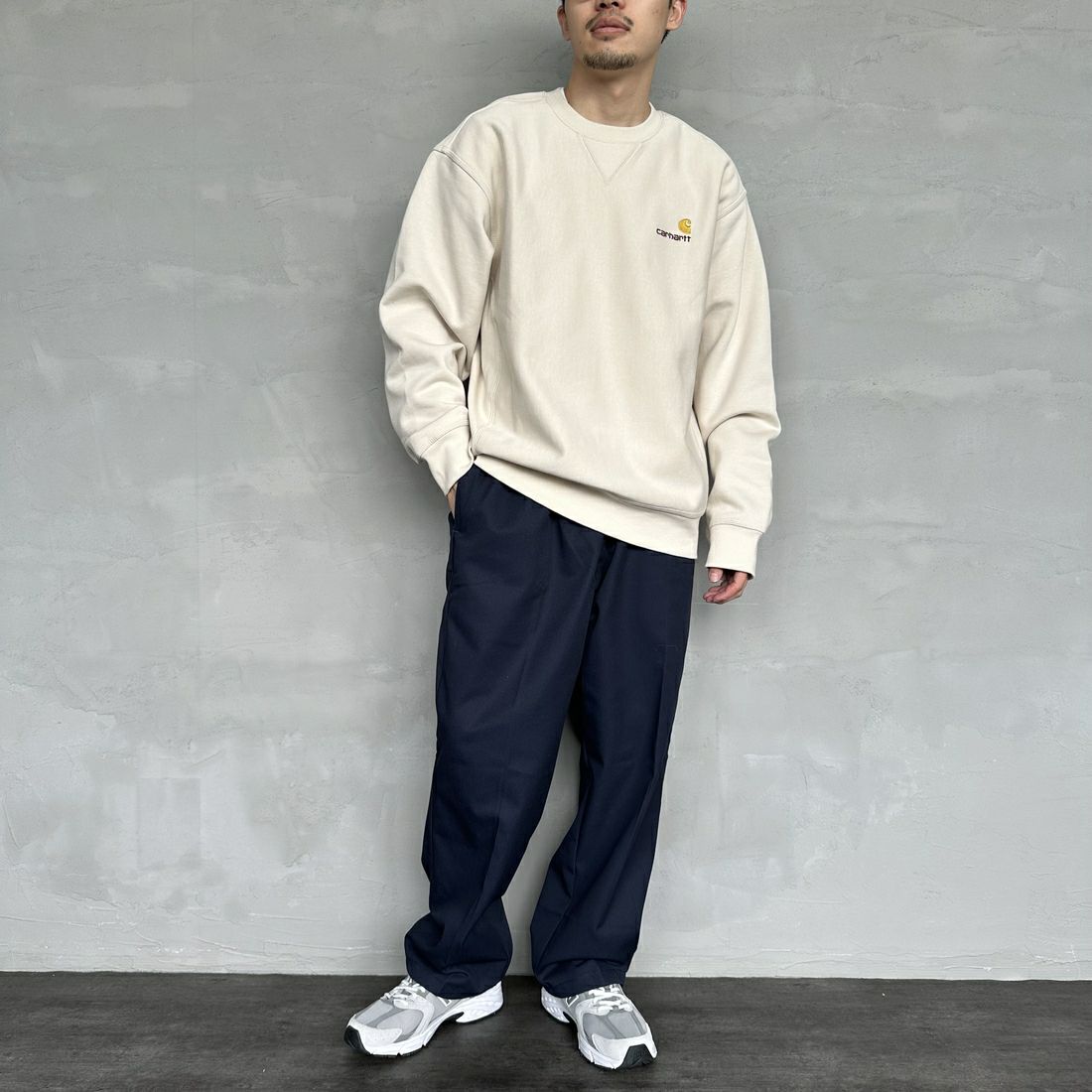 carhartt WIP [カーハートダブリューアイピー] アメリカンスクリプトスウェット [I025475] MOONBEAM &&モデル身長：168cm 着用サイズ：M&&
